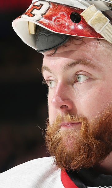 Blackhawks goalie Scott Darling honors Cubs with Winter Classic mask